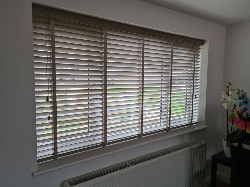 venetian blinds with tapes